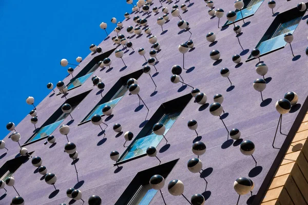 Modern Gebouw Met Ogen Het Centrum Van Barcelona Catalonië Spanje — Stockfoto