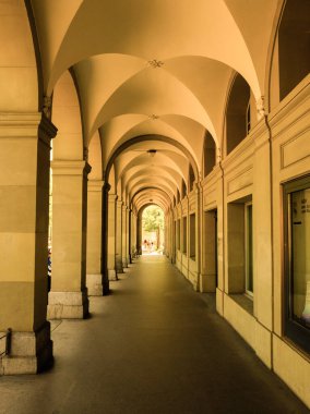 Eski Bern, İsviçre 'nin ana caddesindeki geçit galerisinin bir parçası.