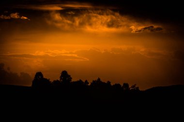 Kırmızı-turuncu tonlarda gün batımı.