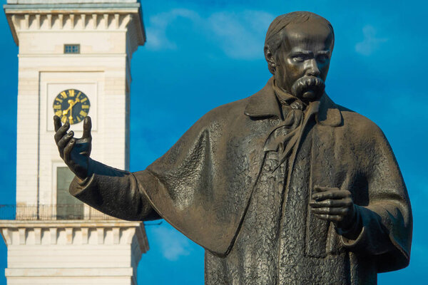 Фрагмент памятника Тарасу Шевченко на фоне Львовской ратуши. Украина
