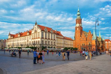 2019-06-05 Wroclaw Pazar Meydanı. Büyük astronomik saati olan gotik bir belediye binası. Polonya