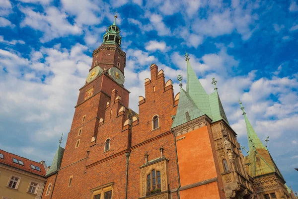 Wrocław Gotycki Ratusz Dużym Zegarem Astronomicznym Tle Błękitnego Nieba Polska — Zdjęcie stockowe