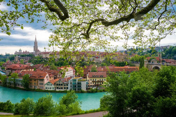 Schöne Aussicht Auf Die Berner Altstadt Mit Dem Bergfluss Aare — Stockfoto