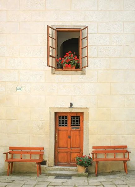 Interior Edifício Com Belas Flores Vermelhas Janela — Fotografia de Stock