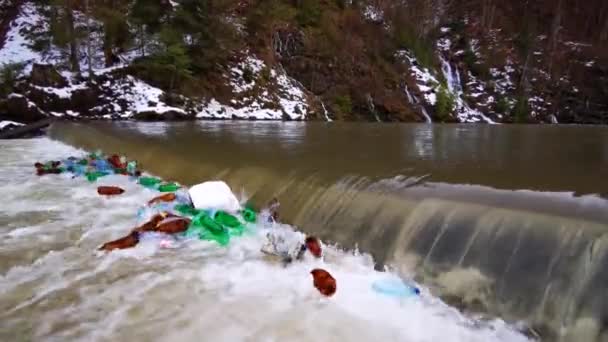 Naturalny Wybór Plastikowych Butelek Górskich Rzekach — Wideo stockowe