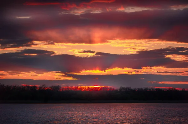 Красный Оранжевый Закат Над Озером — стоковое фото
