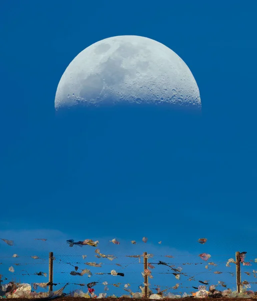 Lua Enorme Iluminada Contra Pano Fundo Uma Paisagem Ecológica Destrutiva — Fotografia de Stock