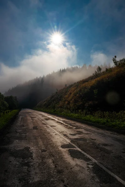 Rostoucí Mlha Nad Silnicí Časně Zrána Podzim — Stock fotografie