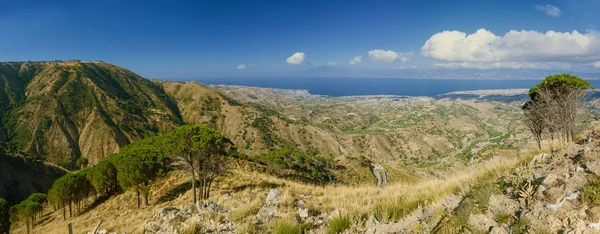 Vista panoramica dall'Aspromonte in Calabria su Messina e l'Etna — Foto Stock