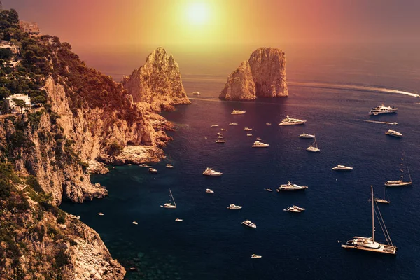 Faraglioni, isla de Capri, a la luz del amanecer — Foto de Stock