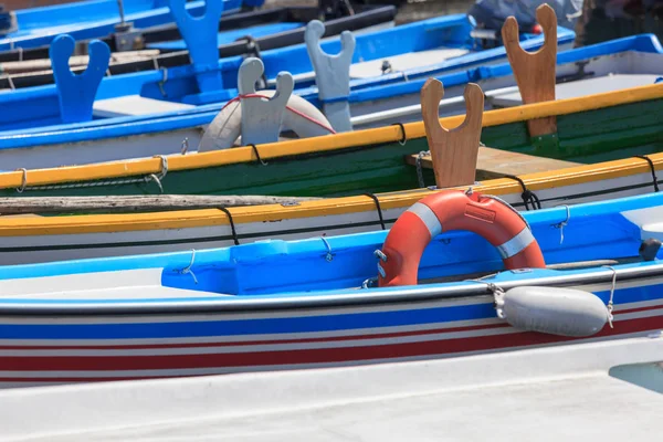 Bardolino içinde otopark tekne — Stok fotoğraf