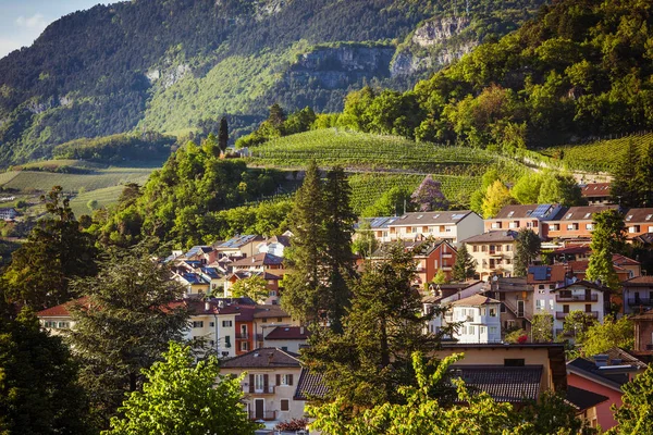 Альпійські місто в влітку світло — стокове фото
