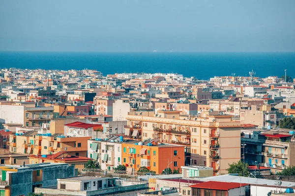 Edifícios residenciais de vários andares em Reggio Calabria Imagens Royalty-Free