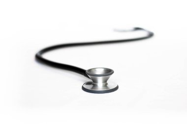 steteskop beyaz arkaplanda izole edildi