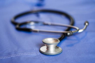 Stetoskop mavi doktorlar elbise