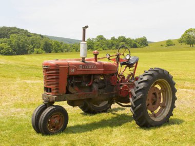 Bir alana oturan eski Farmall traktör
