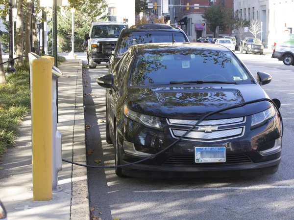 Baltimore City Hall yanında elektrikli araba şarj