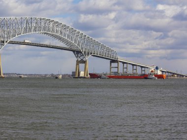 Tanker yardımcı tugs Baltimore'nın anahtar Bridge yakınındaki