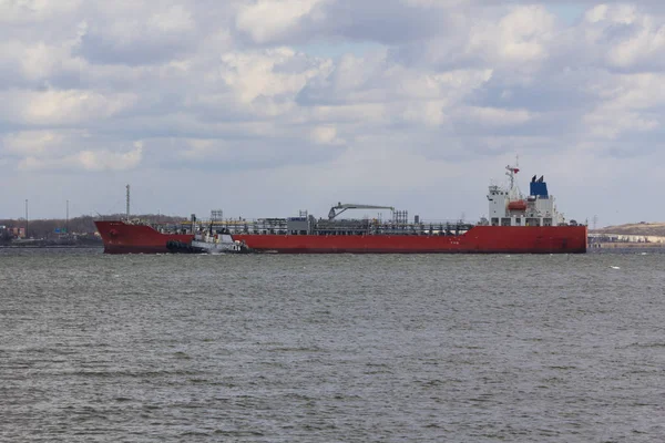 Sleepboot meewerkende tank in de buurt van Baltimore — Stockfoto