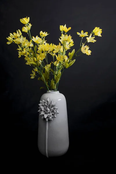 Vaso de cerâmica com flores amarelas — Fotografia de Stock