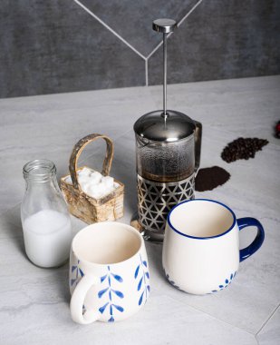 Kahve makinesinde demlenir..