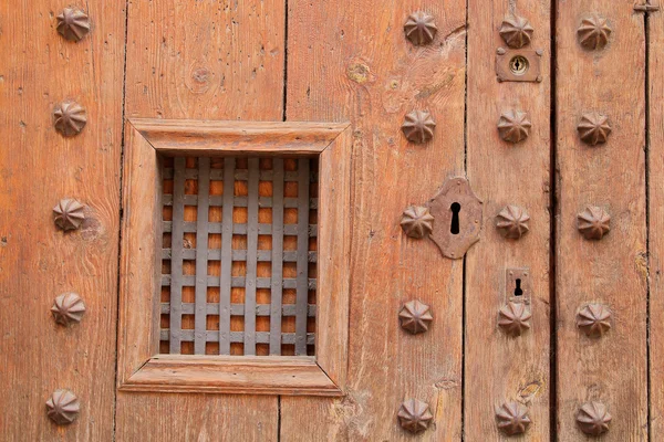 Parte de la antigua puerta de madera decorada con elementos metálicos 1 . — Foto de Stock