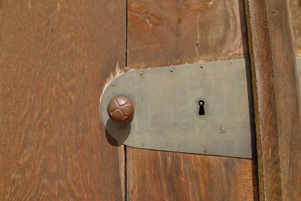 문 손잡이 가진 오래 된 문의 일부. — 스톡 사진