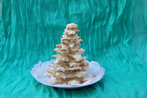 Christmas tree from gingerbread with white chocolate.