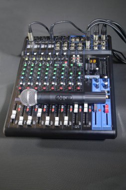 Kablosuz mikrofonlar ile karıştırma konsolu