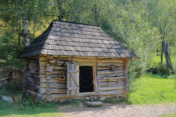 家畜の村の古い納屋. — ストック写真