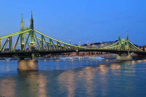自由桥梁的晚上看法在布达佩斯. — 图库照片