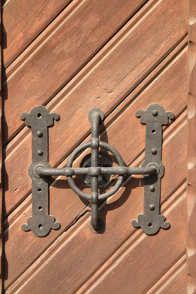 Resim Budapeşte'de çekilmiş. Fotoğrafı özgün türü bir metal kapı kolu var.