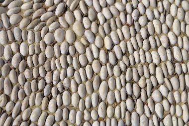 Çakıl taşları yoldan.