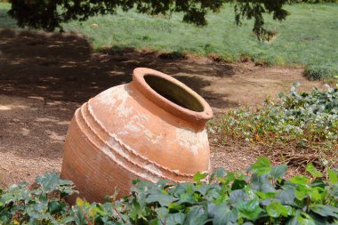 Fotoğraf Istanbul şehri park çekilmişti. İçinde belgili tanımlık fotoğraf var büyük bir eski sürahi.