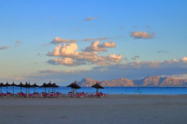 Adanın ıssız sahillerinde akşam..