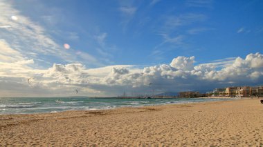 Palma de Mallorca adasının kumsalında güneşli bir sonbahar günü