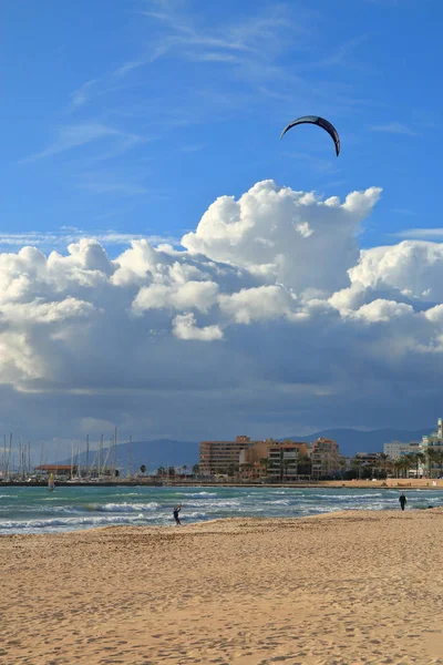 Kitesurf sur une plage déserte . — Photo