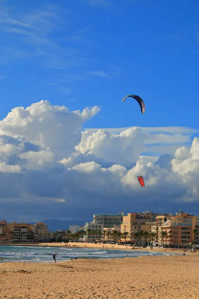 Kitesurf sur la plage de l'île de Palma de Majorque . — Photo