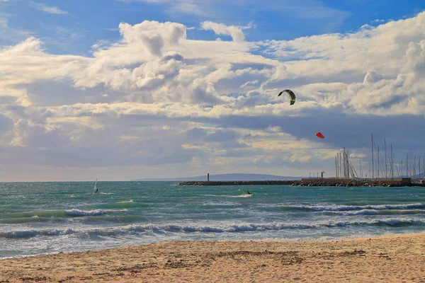 Palma de Mallorca adasının sahillerinde rüzgarlı bir gün. - Stok İmaj