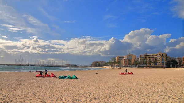 Vie à la plage de l'île de Palma de Majorque pendant la basse mer — Photo