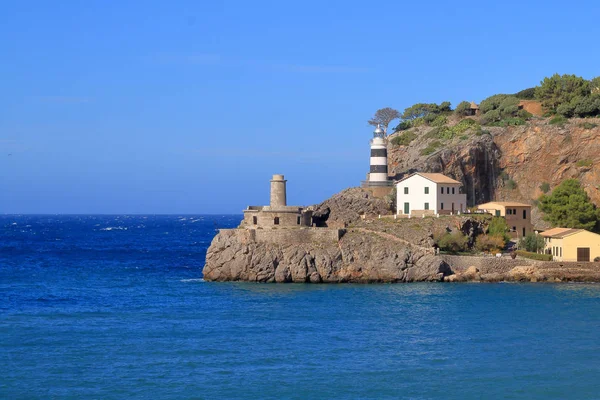 Hergrenin körfezinin girişinde deniz feneri olan bir pelerin.