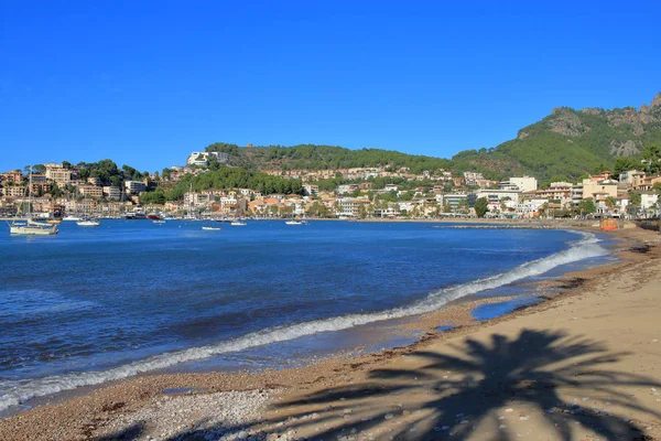 Palma de Mallorca adasındaki tatil köyünün plajı. — Stok fotoğraf