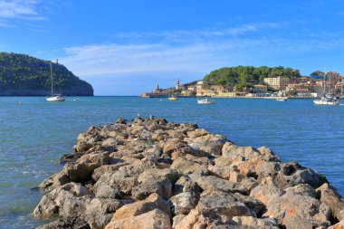 Palma de Mall adasının pitoresk körfezinde taş iskele.