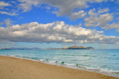 Palma de Mallorca adasında terk edilmiş bir plajın deniz manzarası..
