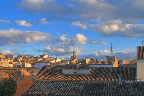 Techos de azulejos de la ciudad vieja al atardecer . —  Fotos de Stock