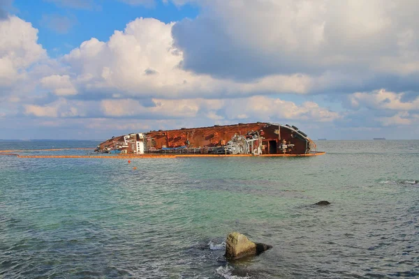 Wrack eines alten Tankers vor der Küste von Odessa. — Stockfoto