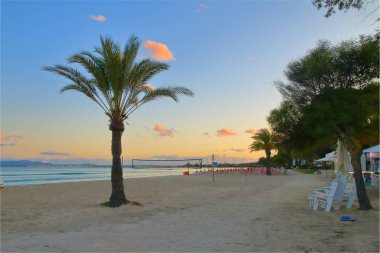 Palma de Mallorca adasının halk plajında akşam.
