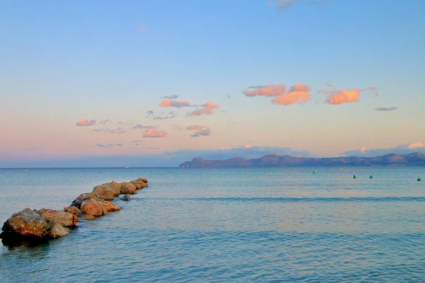 Adanın kıyısında sessiz bir körfezde sıcak bir akşam..