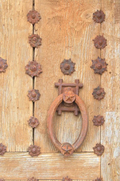 Puerta de madera antigua con un pomo de metal muy pesado . —  Fotos de Stock