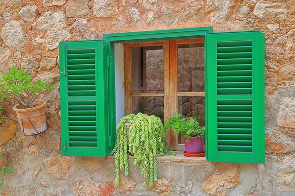 Traditionell dekorierte Fenster im Dorf Valldemossa. — Stockfoto